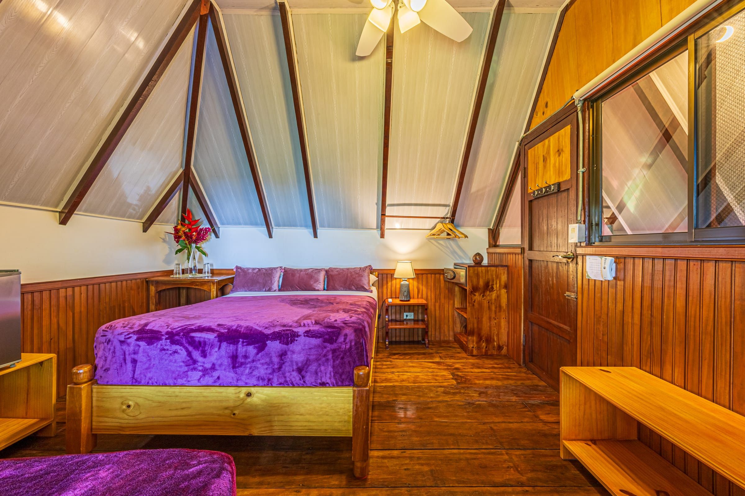 Honeymoon Suite: bedroom