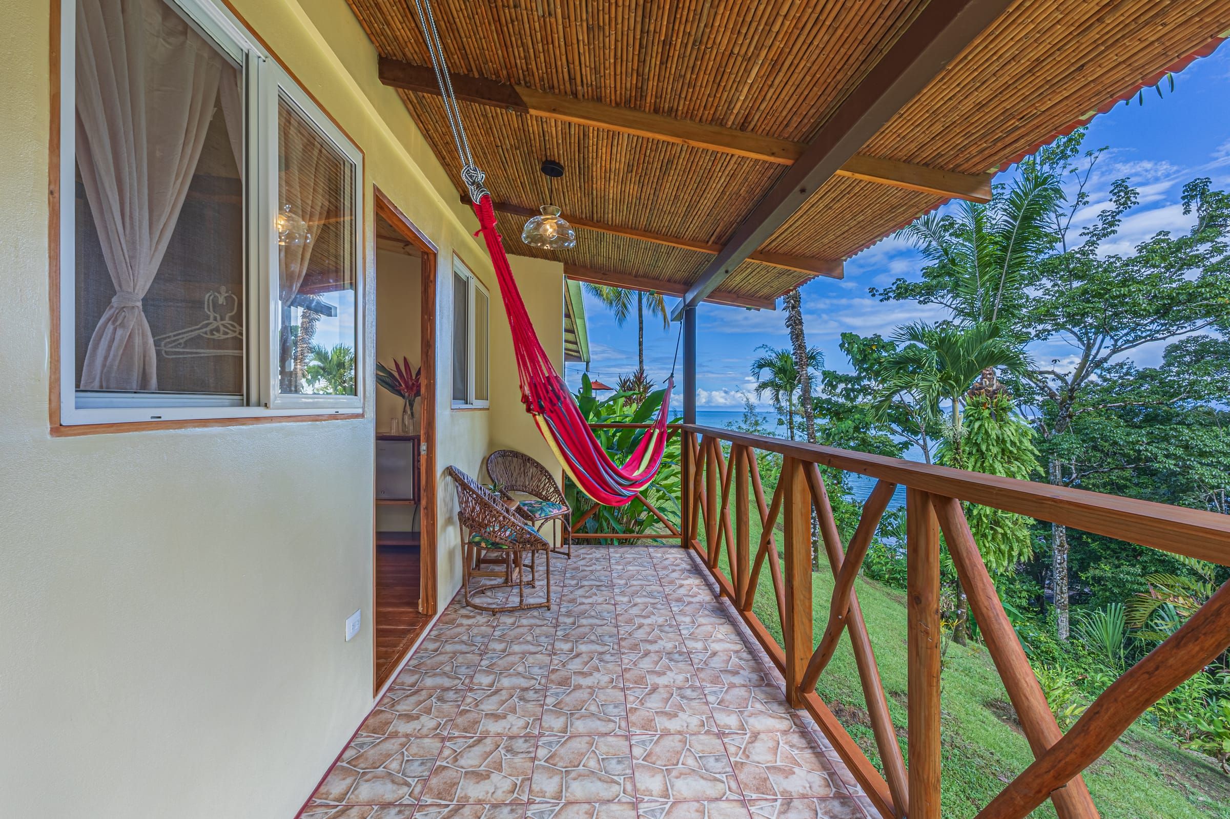 Iguana Room: porch