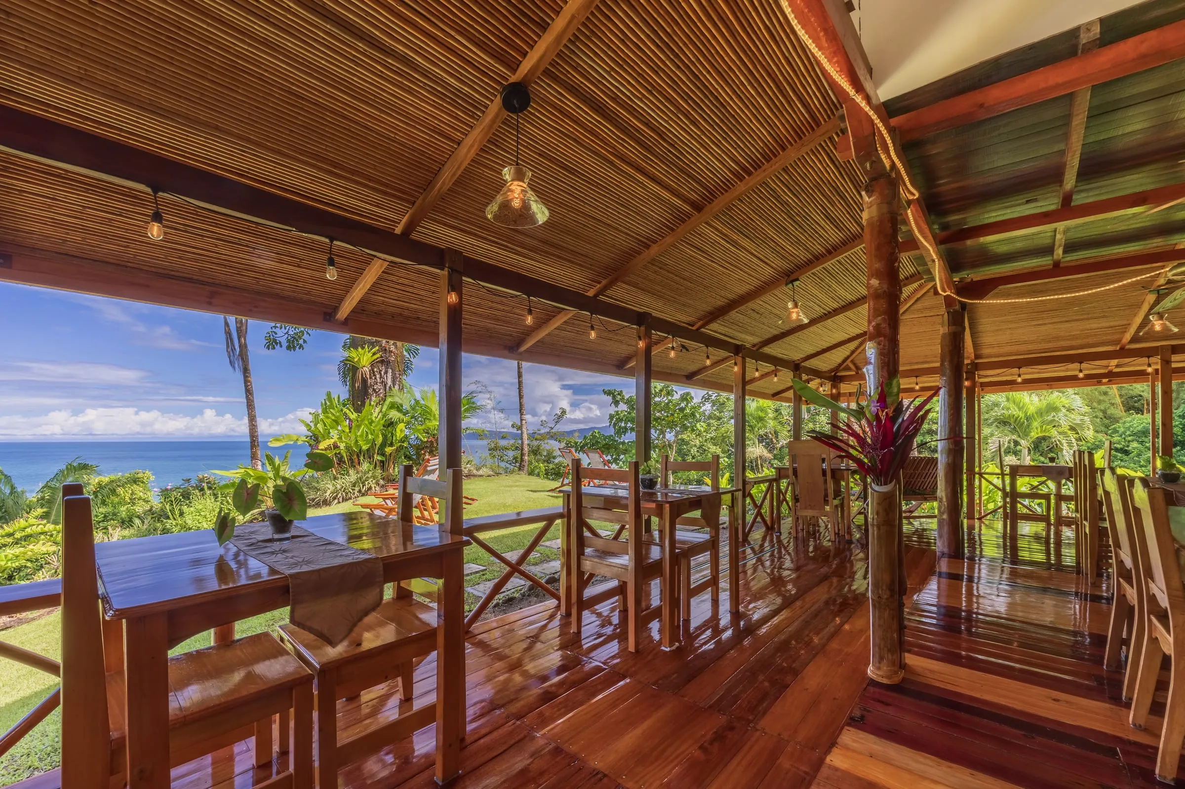 El restaurante al aire libre de día, con vista al Pacífico